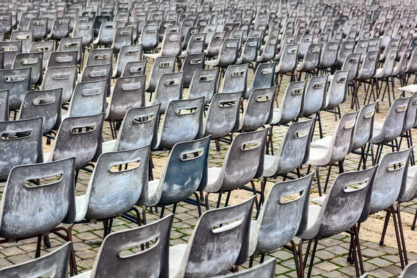 Ομάδα παλιά άδειες καρέκλες. — Φωτογραφία Αρχείου