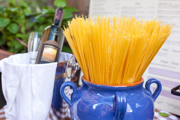 Composizione con Spaghetti in vaso e bottiglia di vino rosso . — Foto Stock