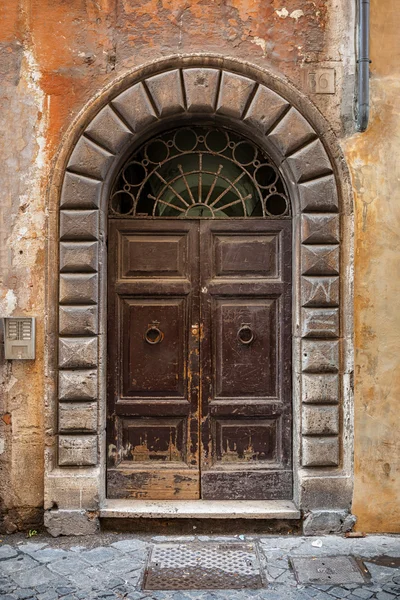 Porta de madeira grande velha com batedor . — Fotografia de Stock