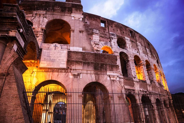 Noční pohled na římské Coliseum, Řím, Itálie. — Stock fotografie