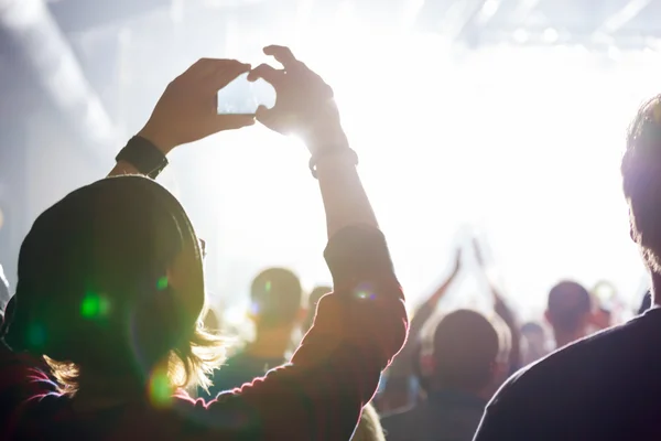 Les gens au concert tournage vidéo ou photo . Photos De Stock Libres De Droits