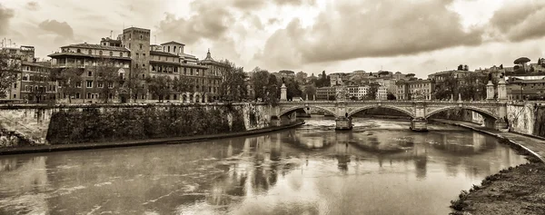 Vista na margem do rio Tibre em Roma . Imagens De Bancos De Imagens