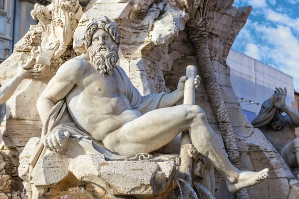 Fontän av fyra floder närbild på Piazza Navona, Rom, Ital Stockbild