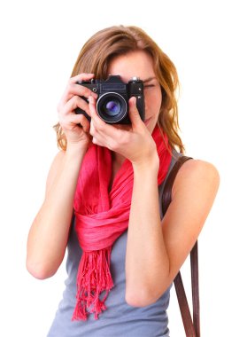 Eski bir 35 mm ile vizör bakarak genç Kızıl saçlı kadın 