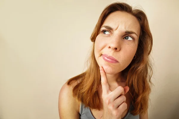 Retrato de chica divertida en duda sobre algo . —  Fotos de Stock