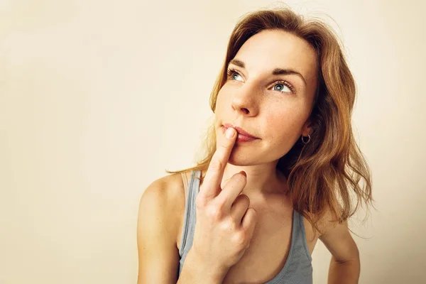 Portrait of Funny girl in doubt about something. — Stock Photo, Image