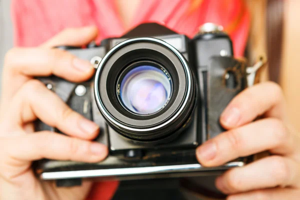 Mujer fotógrafa sosteniendo vieja cámara de 35mm . — Foto de Stock