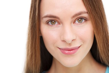 güzel bir genç kadın portre üzerinde beyaz izole.