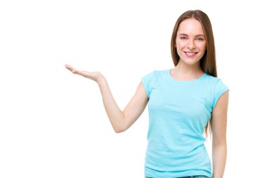 Genç kadın bir şey katiyen üzerinde izole açık el ile sunulması