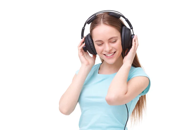 Mujer joven con auriculares escuchando música y bailando - aislada . — Foto de Stock