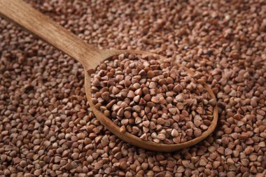 Karabuğday tahta kaşıkla closeup.