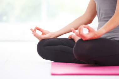 Yoga yaparken genç güzel kadın.
