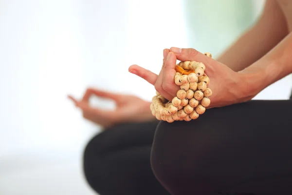 Nilüfer çiçeği pozunda meditasyon yapan genç bir kadın.. — Stok fotoğraf