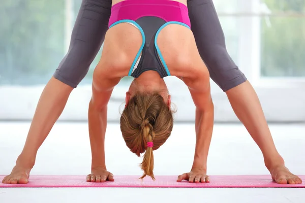 Yoga yaparken genç güzel kadın.