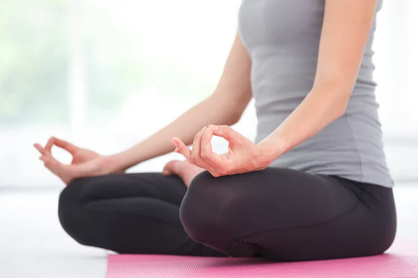 Jonge mooie vrouw doen yoga. — Stockfoto