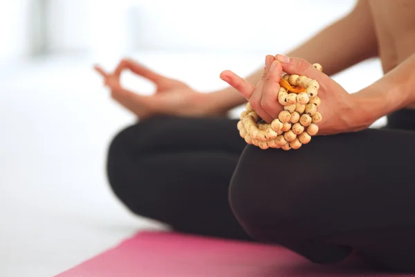 Joven mujer meditando en pose de loto. —  Fotos de Stock