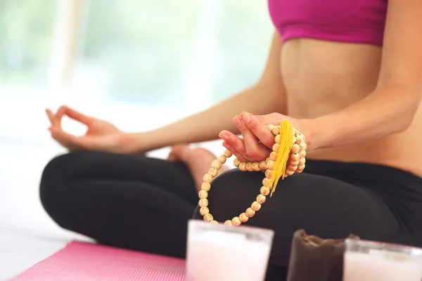 Joven mujer meditando en pose de loto. — Foto de Stock