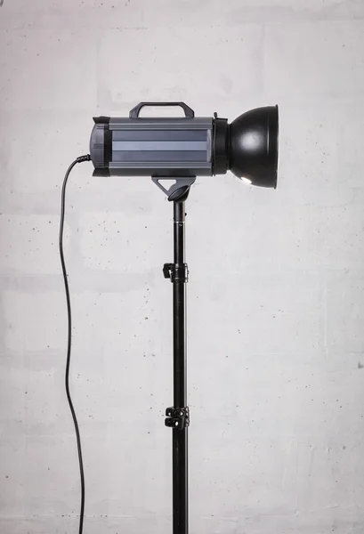 Professionella foto studio strobe med reflektor. — Stockfoto