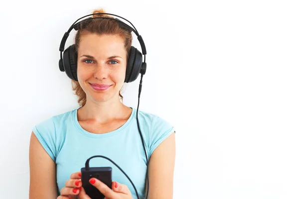 Молода жінка слухає музику з навушниками . — стокове фото