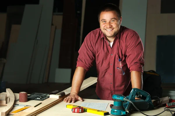 Retrato de carpintero profesional feliz . — Foto de Stock