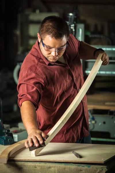 Profi-Schreiner bei der Arbeit. — Stockfoto