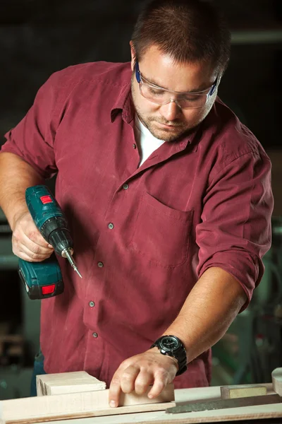 Carpintero profesional en el trabajo . — Foto de Stock