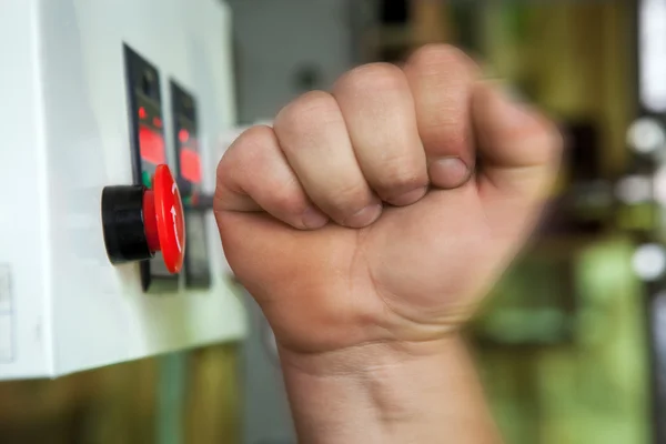 Mano masculina pulsando botón de parada de emergencia . —  Fotos de Stock