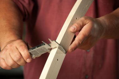 Sandalye bölümü elektrik kaliperler ile ölçüm marangoz.