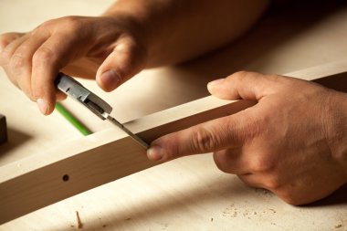 Sandalye bölümü elektrik kaliperler ile ölçüm marangoz.