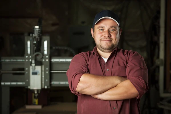 Retrato de carpintero profesional feliz . — Foto de Stock