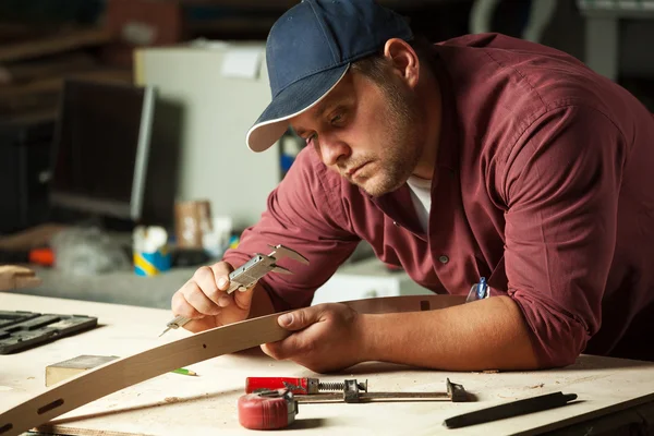 Carpenter measuring chair part with electric callipers. — Stock Photo, Image