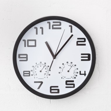 Beyaz duvar büyük yuvarlak saat.