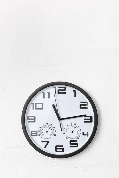 Grande orologio rotondo su parete bianca . — Foto Stock