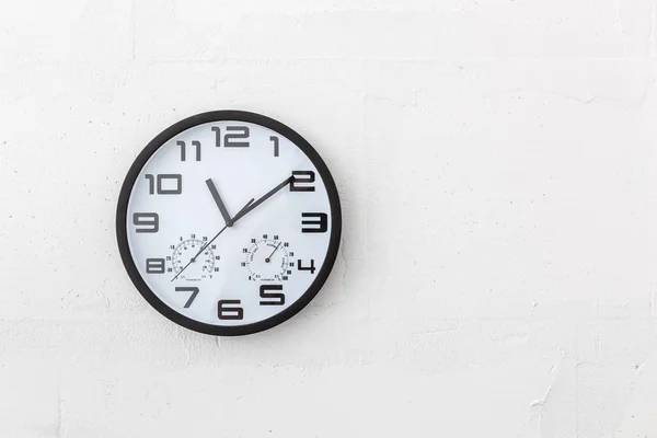 Duży okrągły zegar na białej ścianie. — Zdjęcie stockowe