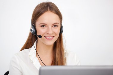 Mutlu genç destek telefonu operatörü kulaklık ile portresi.