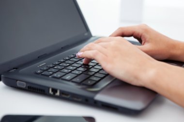 Kadın closeup laptop ile çalışma eller.