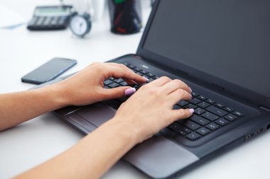 Kadın closeup laptop ile çalışma eller.