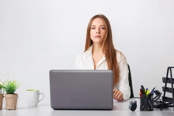 Portret van jonge zakenvrouw werken bij haar kantoor. — Stockfoto