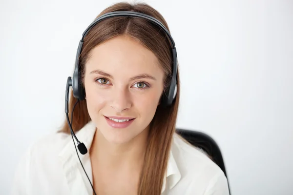 Portret szczęśliwy wsparcia młodych operatora telefonu z zestawem słuchawkowym. — Zdjęcie stockowe