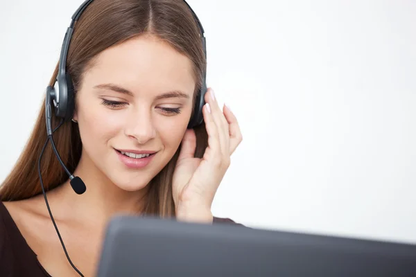 Porträt einer glücklichen jungen Telefonistin mit Headset. — Stockfoto