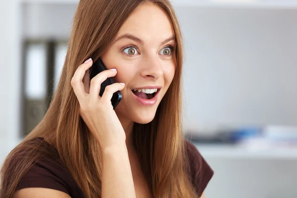 Retrato de una joven mujer de negocios hablando por teléfono . — Foto de Stock