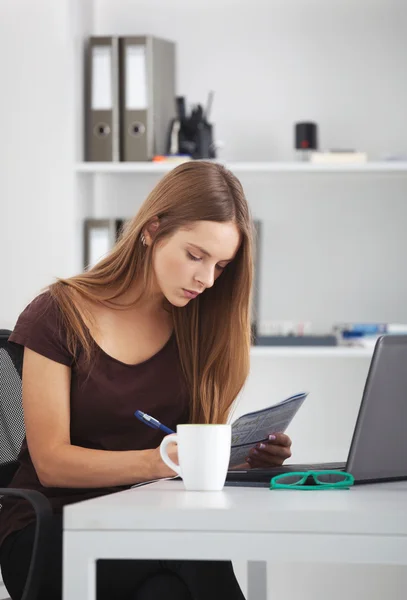 Retrato de jovem empresária trabalhando em seu escritório . — Fotografia de Stock