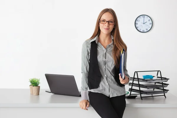 Porträtt av ung vacker affärskvinna. — Stockfoto