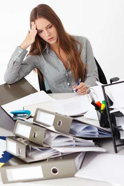 Portrait de belle femme d'affaires entourée d'une grosse pile de d — Photo