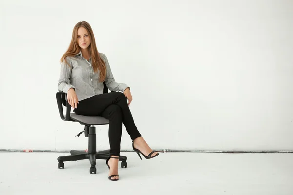 Portret pięknej biznes kobieta siedzi na krześle przed wh — Zdjęcie stockowe