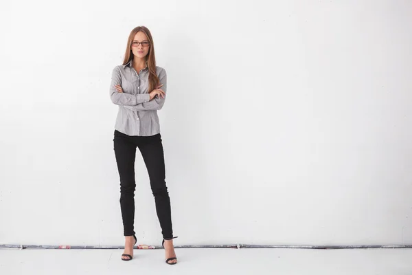 Retrato de mujer de negocios hermosa de pie contra la pared blanca — Foto de Stock