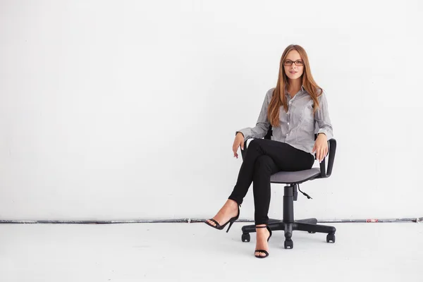 Πορτρέτο της όμορφης επιχειρηματικής γυναίκα που κάθεται στην καρέκλα εναντίον wh — Φωτογραφία Αρχείου