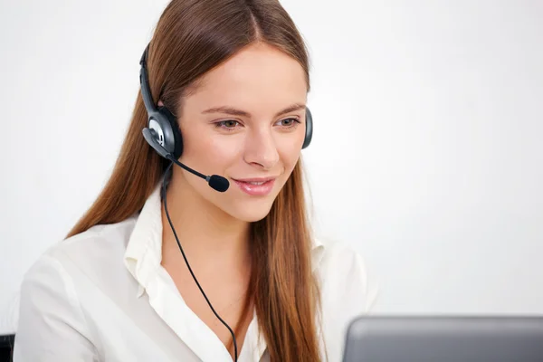 Porträtt av glada unga stöd telefon operatör med headset. — Stockfoto