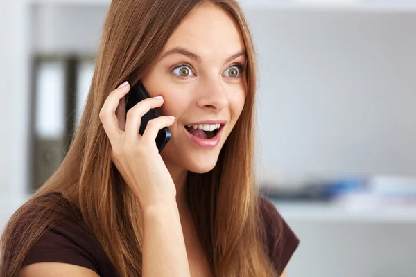 Retrato de una joven mujer de negocios hablando por teléfono . —  Fotos de Stock