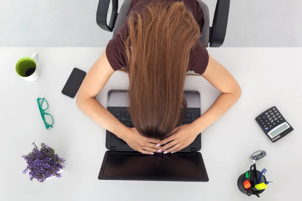 Jovem mulher de negócios cansada e dormindo após o dia difícil . Imagem De Stock